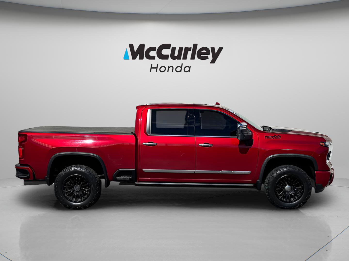 Used 2024 Chevrolet Silverado 2500 High Country w/ Technology Package AWD/4WD image 2
