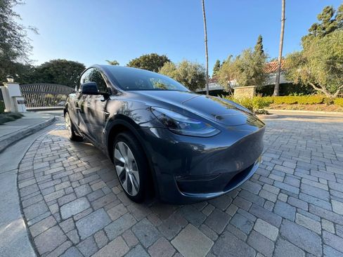 Used 2023 Tesla Model Y Long Range AWD/4WD image 3