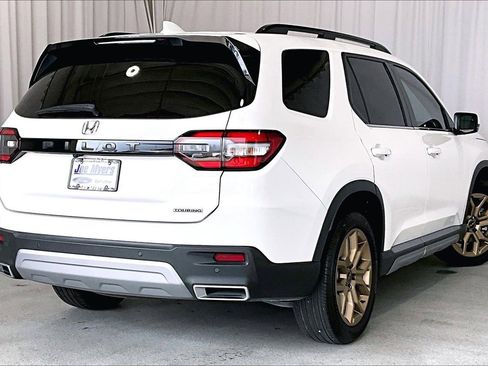 Used 2024 Honda Pilot Touring image 13