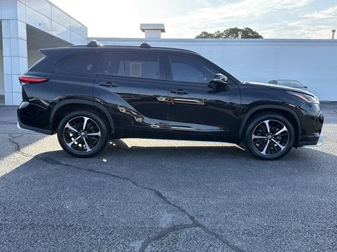 Used 2022 Toyota Highlander XSE FWD image 2