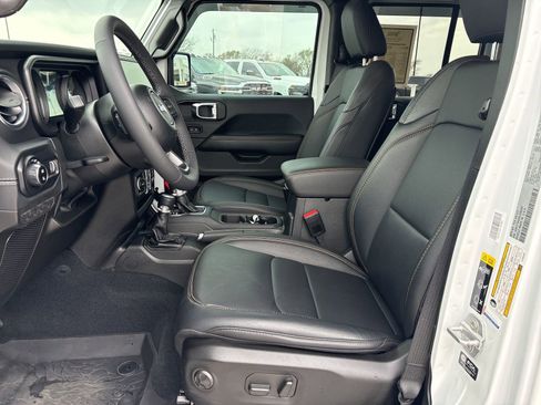 Used 2025 Jeep Gladiator Sport image 13