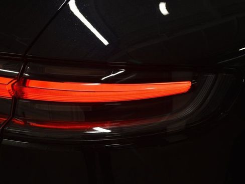 Certified 2025 Porsche Macan AWD/4WD image 12