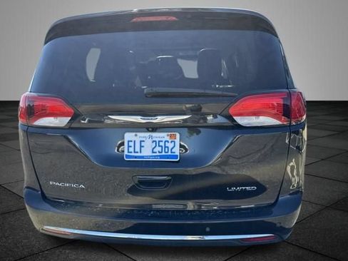 Used 2018 Chrysler Pacifica Limited w/ Tire & Wheel Group FWD image 7