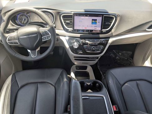 Used 2024 Chrysler Pacifica Touring-L FWD image 15