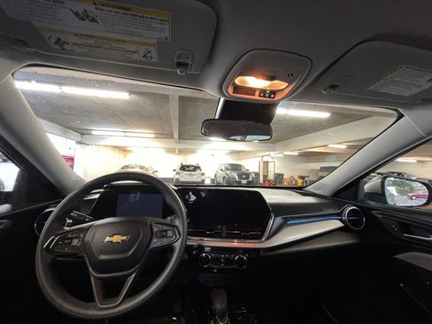 Used 2025 Chevrolet Trax LT image 33