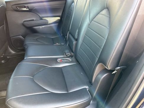 Used 2021 Toyota Highlander XLE image 11