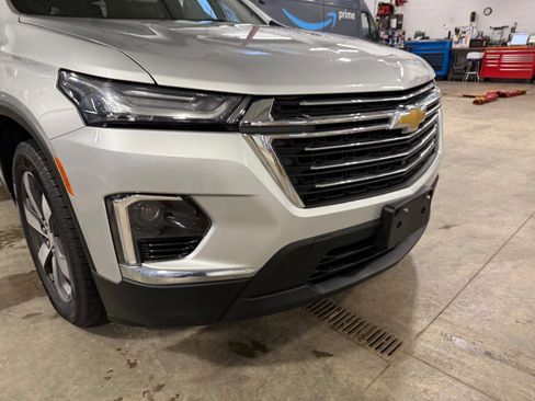 Used 2022 Chevrolet Traverse LT w/ LT Premium Package image 2