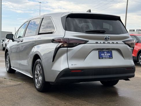 Used 2025 Toyota Sienna LE FWD image 7