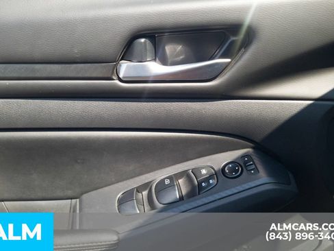 Used 2024 Nissan Altima 2.5 SV FWD image 15