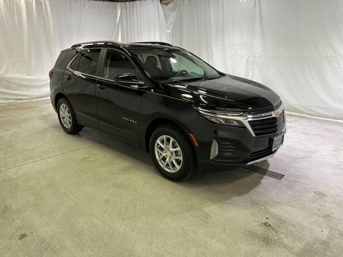 Used 2023 Chevrolet Equinox LT image 2