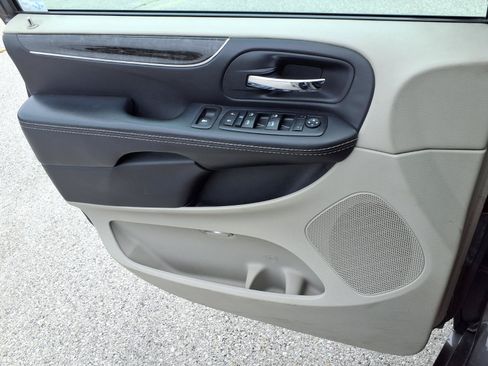 Used 2015 Chrysler Town & Country Touring-L w/ Driver Convenience Group FWD image 19