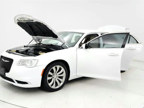 Used 2019 Chrysler 300 Touring L w/ Quick Order Package 22F RWD image 9