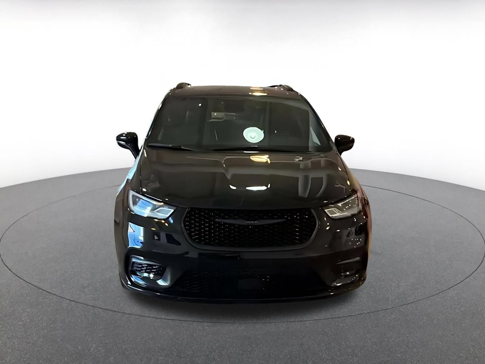 Used 2025 Chrysler Pacifica Limited FWD image 4