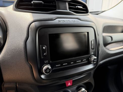 Used 2016 Jeep Renegade Latitude FWD image 19