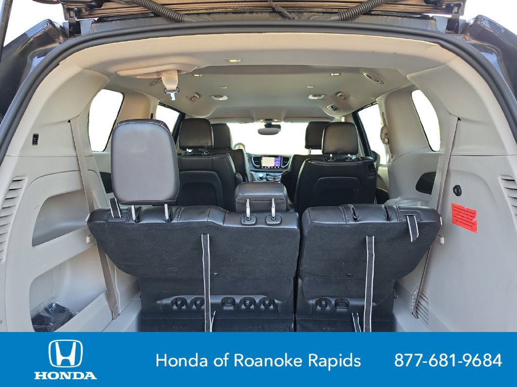 Used 2024 Chrysler Pacifica Touring-L FWD image 19