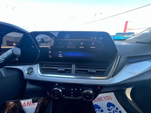 Used 2025 Chevrolet Trax LT w/ LT Convenience Package FWD image 24