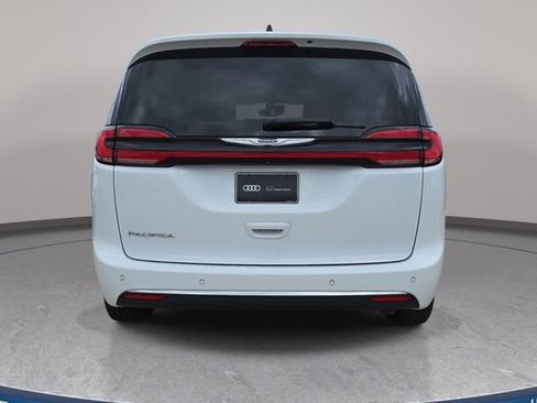 Used 2023 Chrysler Pacifica Touring-L FWD image 7