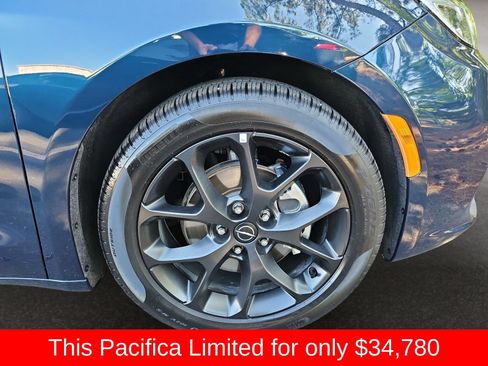 Used 2025 Chrysler Pacifica Limited FWD image 41