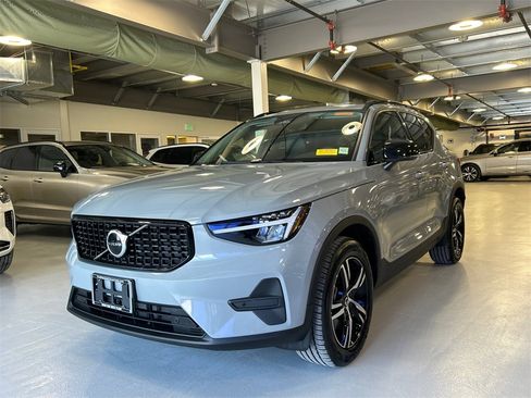 Used 2026 Volvo XC40 B5 Core w/ Climate Package image 5