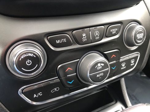 Used 2021 Jeep Cherokee Limited image 30