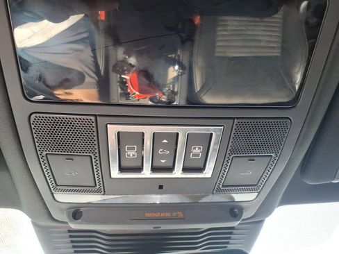 Used 2025 Land Rover Discovery Dynamic SE image 27