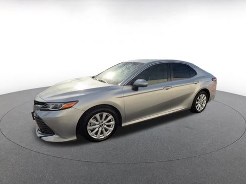 Used 2018 Toyota Camry LE image 8