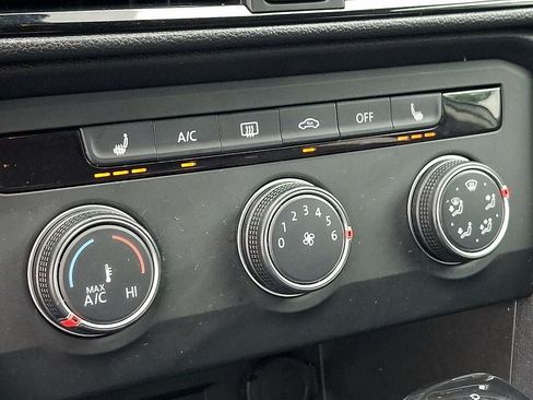 Certified 2022 Volkswagen Taos SE AWD/4WD image 16