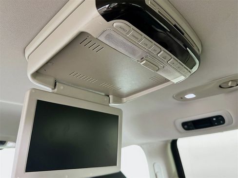 Used 2017 Chrysler Pacifica Touring Plus w/ Tire & Wheel Group image 9