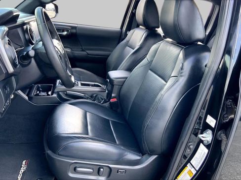 Used 2022 Toyota Tacoma TRD Sport w/ TRD Premium Sport Package AWD/4WD image 8