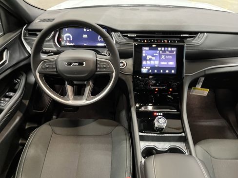 Certified 2025 Jeep Grand Cherokee Laredo w/ Luxury Tech Group I image 12