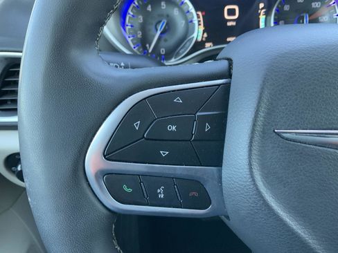 Used 2023 Chrysler Pacifica Touring-L image 30