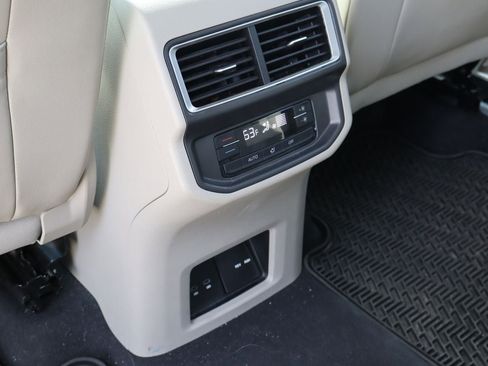 Used 2024 Volkswagen Atlas SE image 19