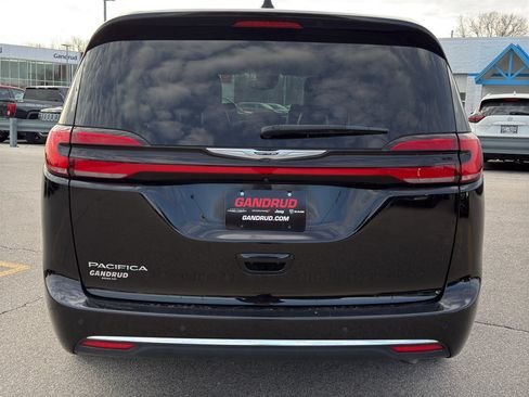 Used 2024 Chrysler Pacifica Touring-L image 7
