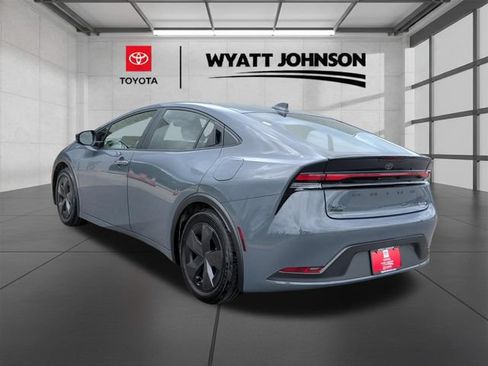 Used 2025 Toyota Prius LE FWD image 3