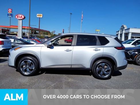 Used 2024 Nissan Rogue SV image 2