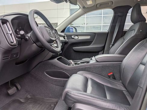 Certified 2023 Volvo XC40 B4 Plus w/ Protection Package Premier FWD image 2