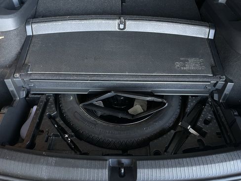 Used 2018 Volkswagen Tiguan SE w/ Panoramic Sunroof Package image 14