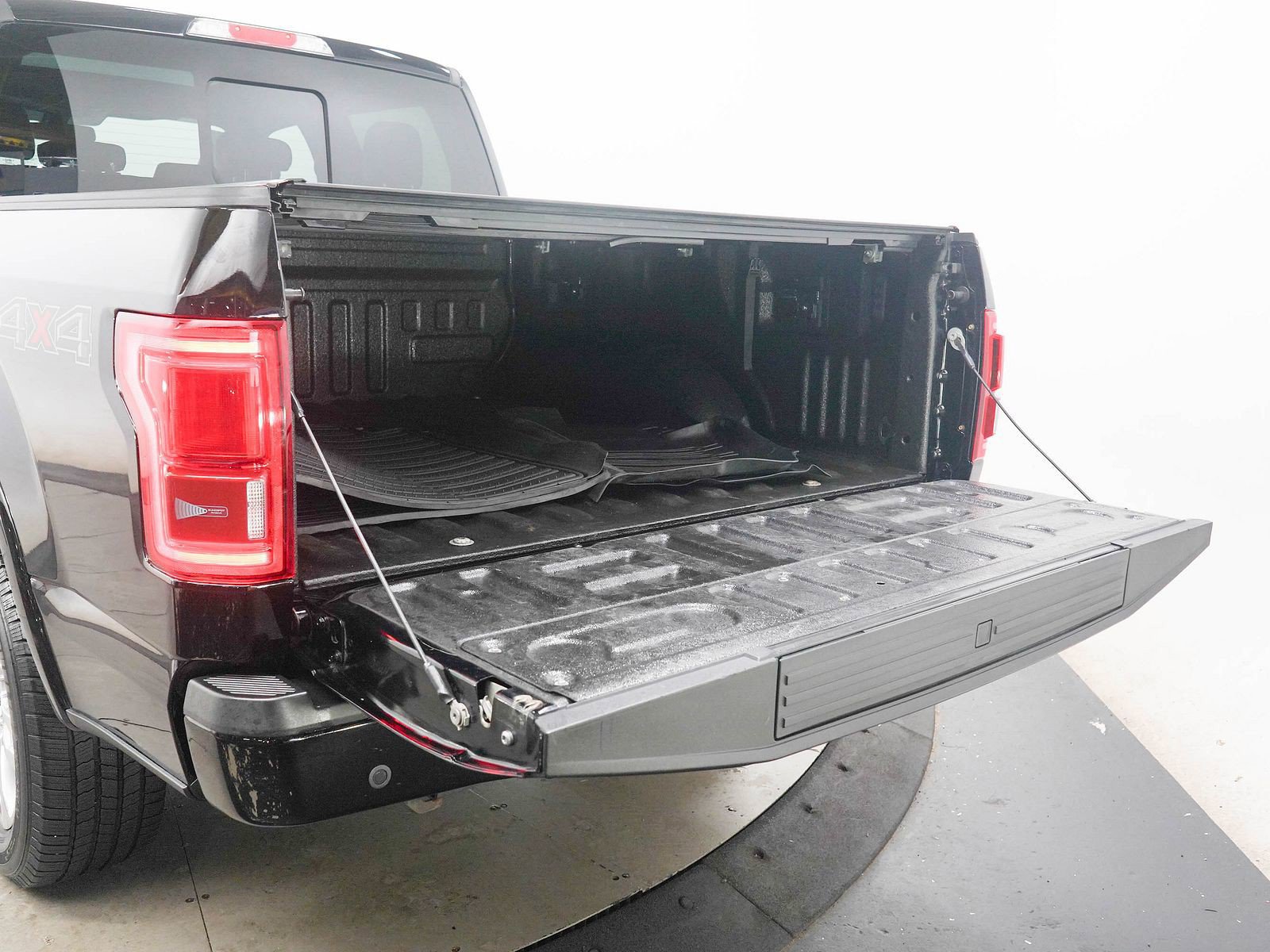 Used 2017 Ford F150 Platinum w/ Equipment Group 701A Luxury AWD/4WD image 9