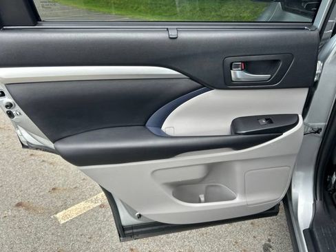 Used 2019 Toyota Highlander XLE AWD/4WD image 41