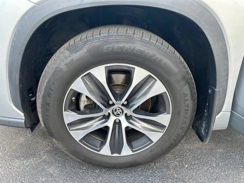 Used 2022 Toyota Highlander XLE AWD/4WD image 29