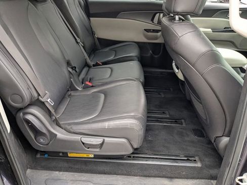 Used 2024 Kia Carnival LX image 25