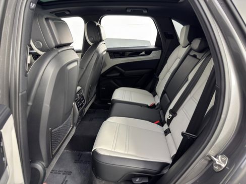 Used 2024 Porsche Cayenne w/ Technology Package image 46