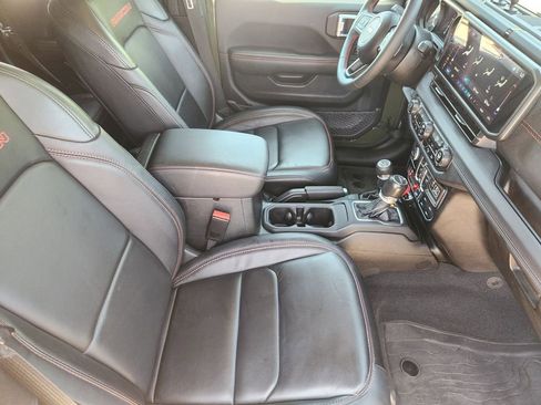Used 2024 Jeep Gladiator Rubicon AWD/4WD image 15