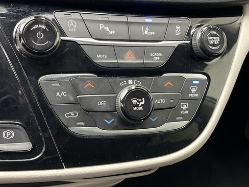 Used 2024 Chrysler Pacifica Touring-L image 22