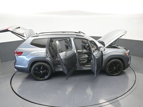 Used 2024 Volkswagen Atlas SE w/ Panoramic Sunroof Package FWD image 70