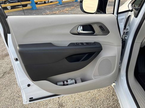 Used 2024 Chrysler Pacifica Touring-L image 13
