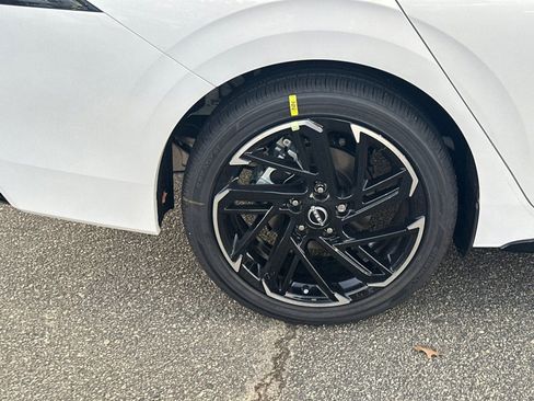 New 2026 Nissan Sentra SR w/ SR Premium Package FWD image 17