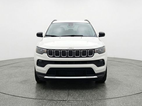 Used 2025 Jeep Compass Latitude AWD/4WD image 2