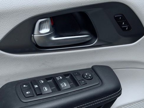 Used 2023 Chrysler Pacifica Touring-L FWD image 15