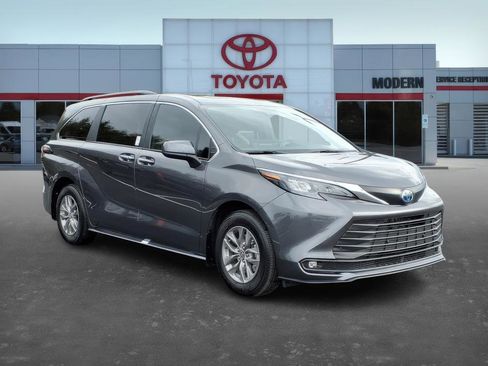 Used 2025 Toyota Sienna XLE image 3